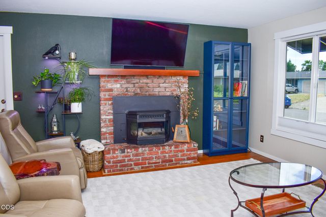 1088 N 5th Street, Central Point, OR 97502