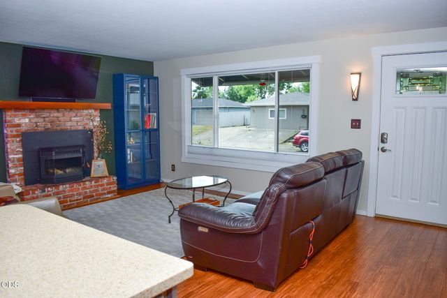 1088 N 5th Street, Central Point, OR 97502