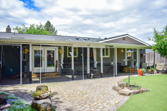 1088 N 5th Street, Central Point, OR 97502