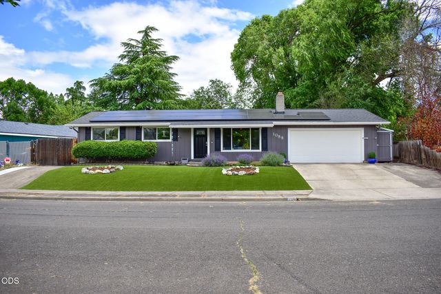 1088 N 5th Street, Central Point, OR 97502