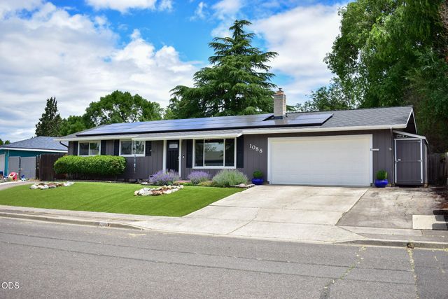 1088 N 5th Street, Central Point, OR 97502