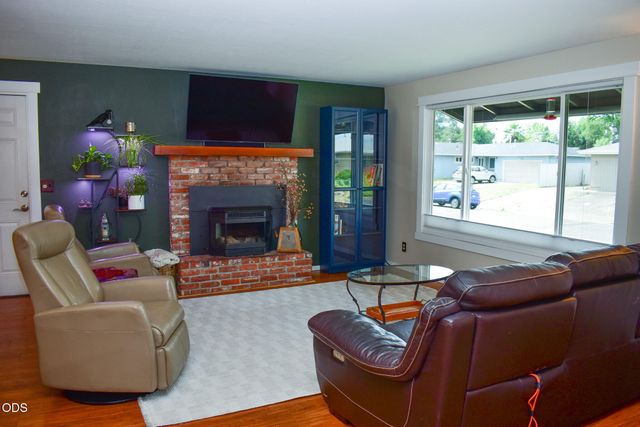 1088 N 5th Street, Central Point, OR 97502