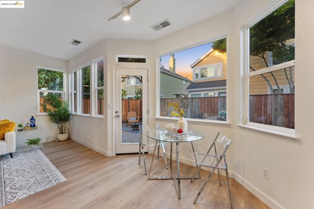 102 Waterview Dr, Richmond, CA 94804