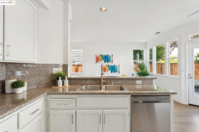 102 Waterview Dr, Richmond, CA 94804
