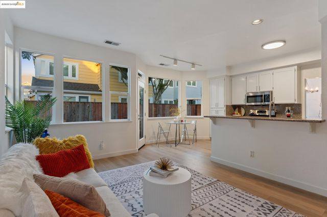 102 Waterview Dr, Richmond, CA 94804