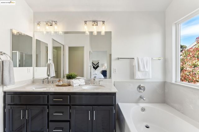 102 Waterview Dr, Richmond, CA 94804