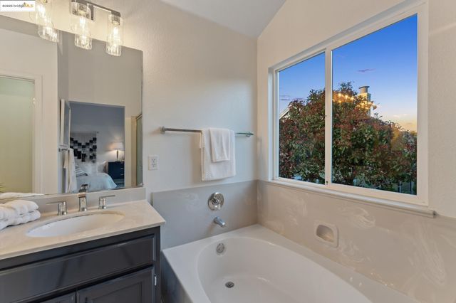 102 Waterview Dr, Richmond, CA 94804