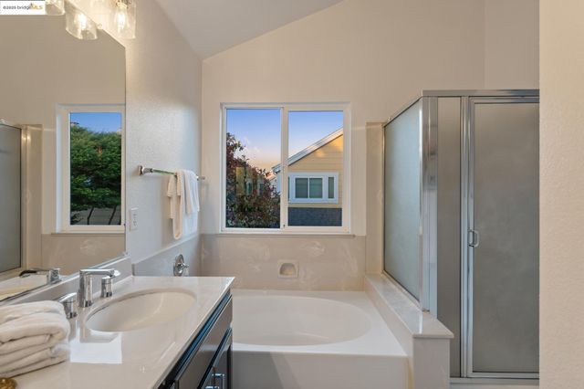102 Waterview Dr, Richmond, CA 94804