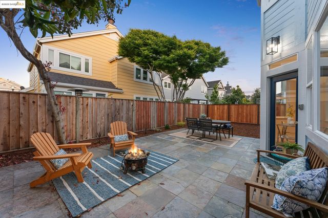 102 Waterview Dr, Richmond, CA 94804
