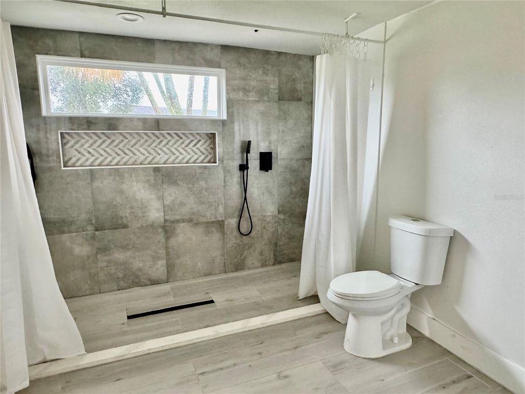 Image 11 of property listing at 812 TROPICAL DRIVE, Bradenton, FL 34208
