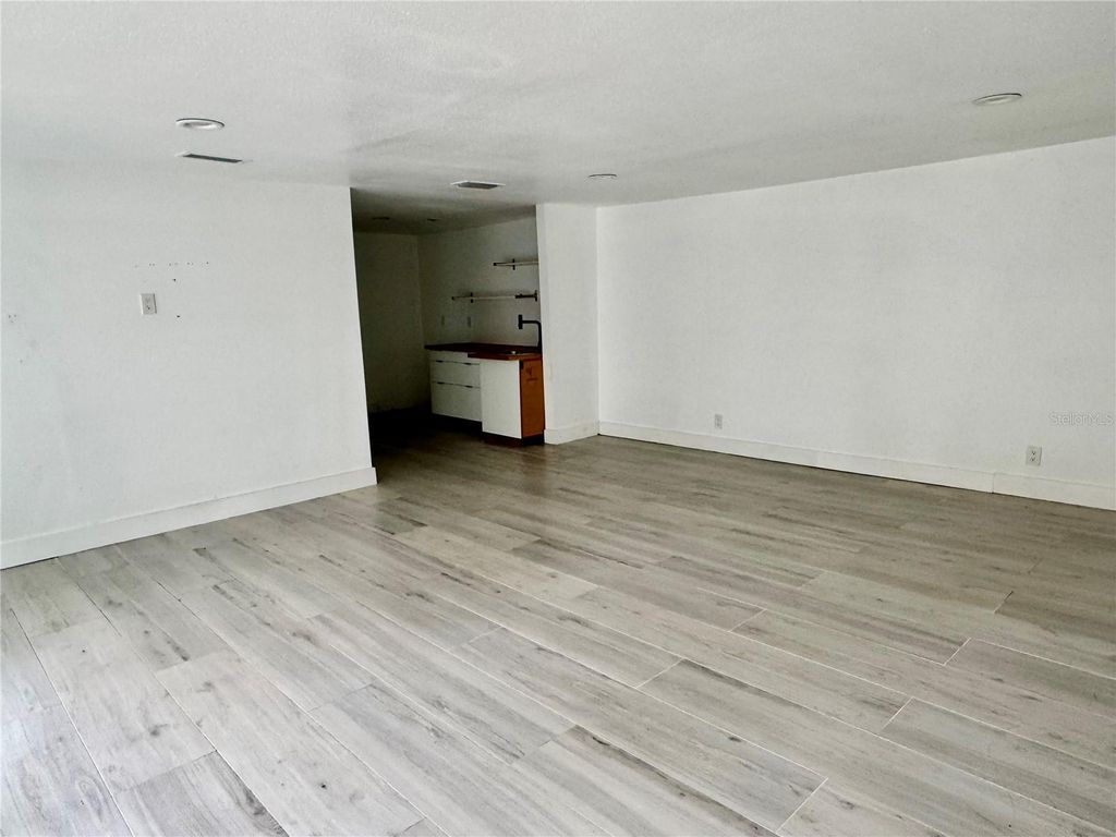 Image 12 of property listing at 812 TROPICAL DRIVE, Bradenton, FL 34208