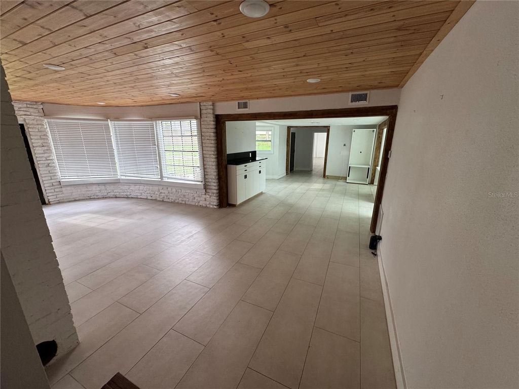 Image 15 of property listing at 812 TROPICAL DRIVE, Bradenton, FL 34208