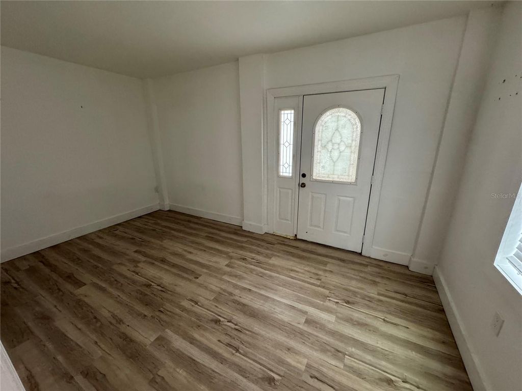 Image 17 of property listing at 812 TROPICAL DRIVE, Bradenton, FL 34208