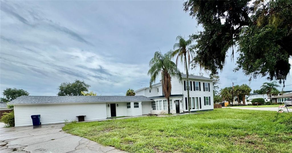 Image 3 of property listing at 812 TROPICAL DRIVE, Bradenton, FL 34208