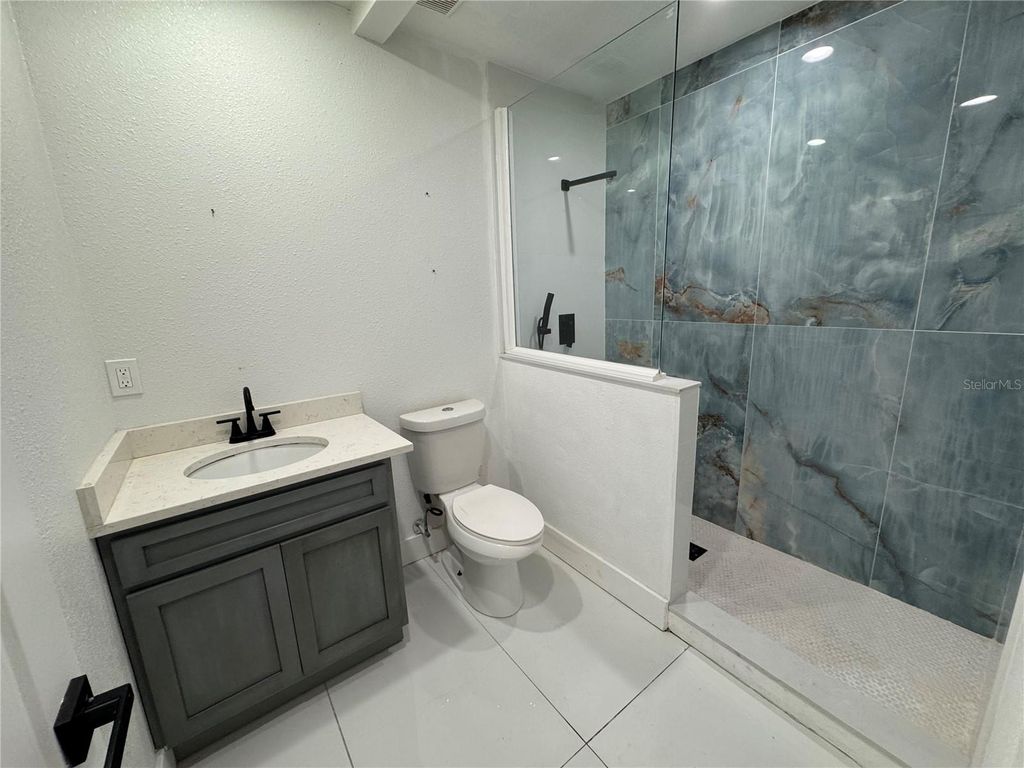 Image 24 of property listing at 812 TROPICAL DRIVE, Bradenton, FL 34208