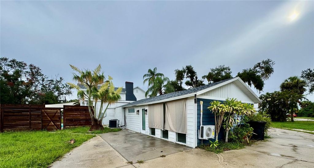 Image 4 of property listing at 812 TROPICAL DRIVE, Bradenton, FL 34208