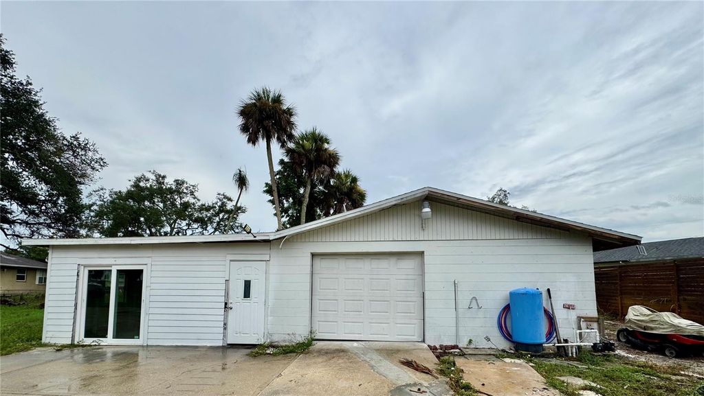 Image 5 of property listing at 812 TROPICAL DRIVE, Bradenton, FL 34208