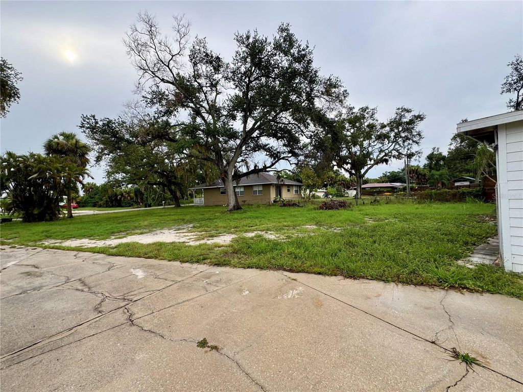 Image 6 of property listing at 812 TROPICAL DRIVE, Bradenton, FL 34208