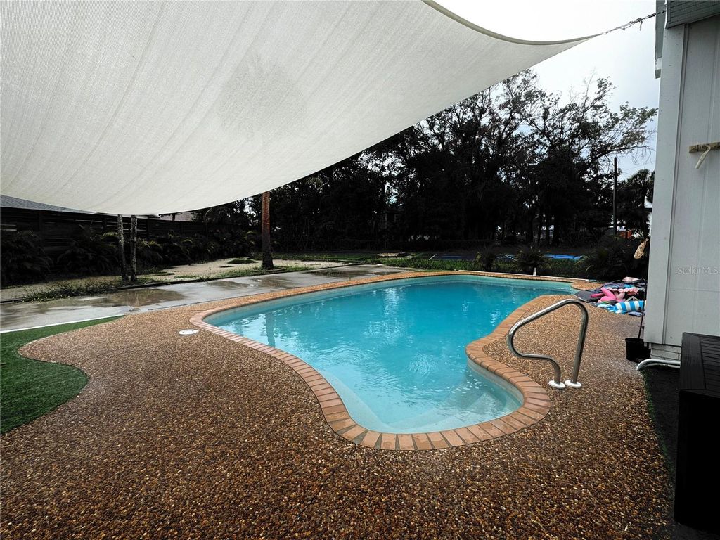 Image 7 of property listing at 812 TROPICAL DRIVE, Bradenton, FL 34208
