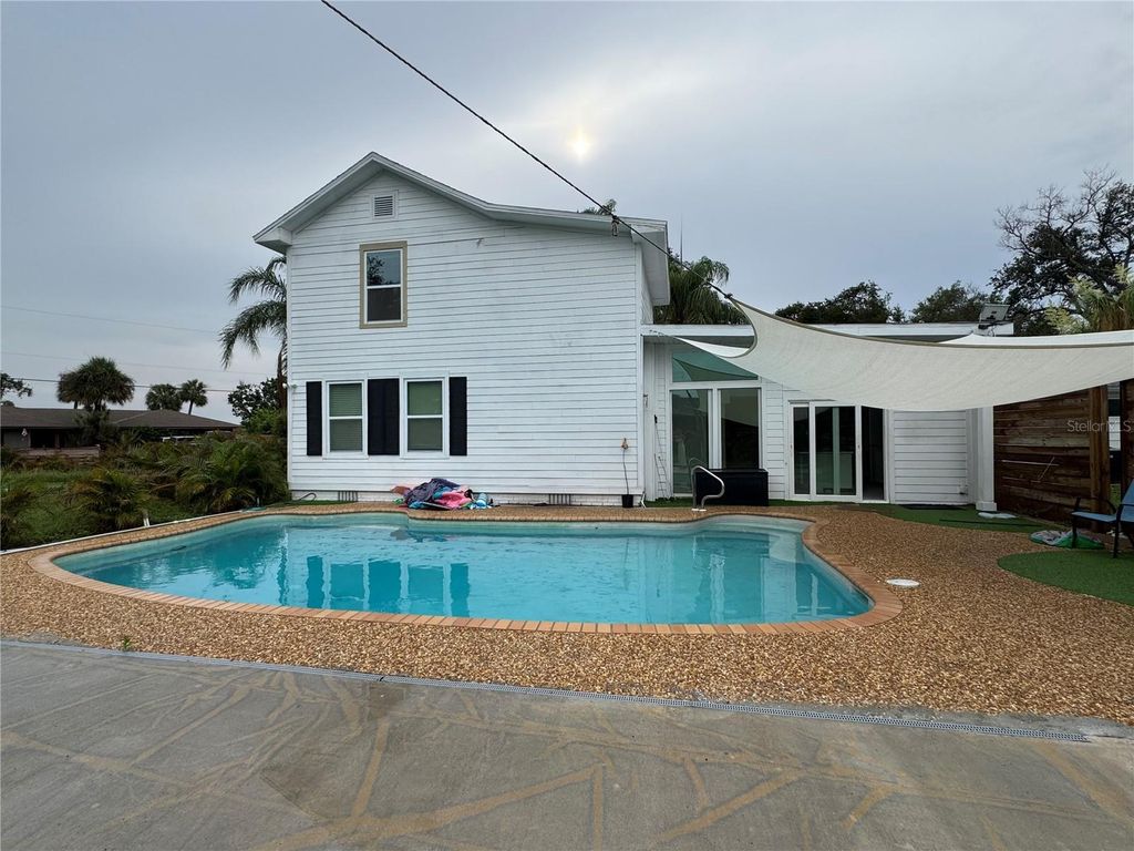 Image 8 of property listing at 812 TROPICAL DRIVE, Bradenton, FL 34208