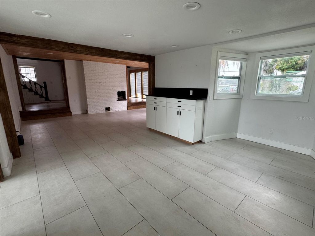 Image 9 of property listing at 812 TROPICAL DRIVE, Bradenton, FL 34208