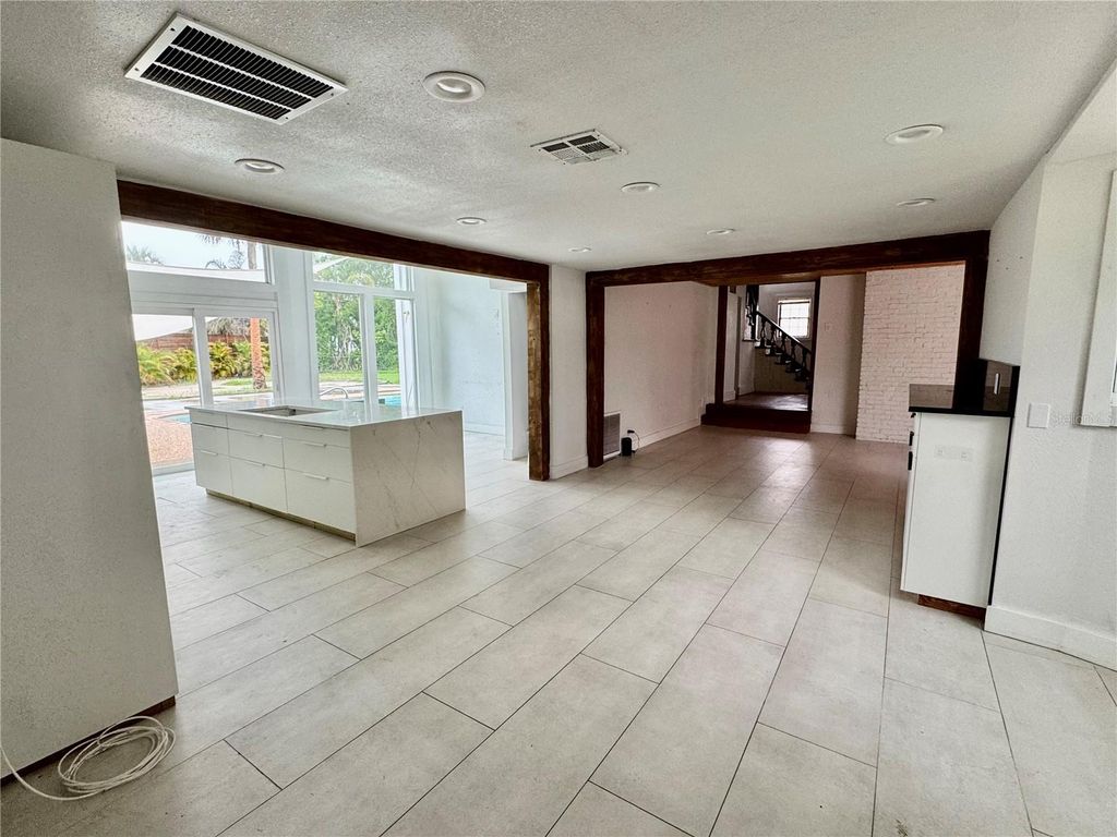 Image 10 of property listing at 812 TROPICAL DRIVE, Bradenton, FL 34208