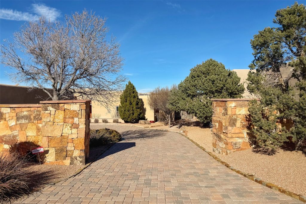 50 Paseo Aragon, Santa Fe, NM 87506