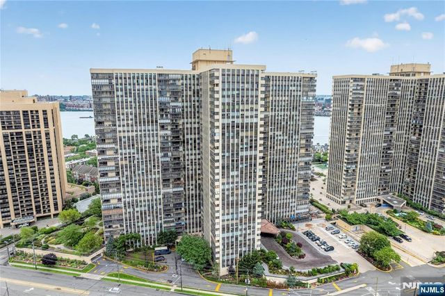 300 Winston Drive C3111, Cliffside Park, NJ 07010