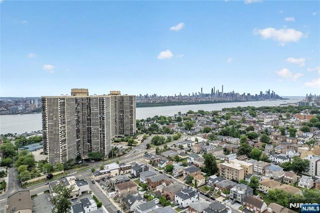 300 Winston Drive C3111, Cliffside Park, NJ 07010