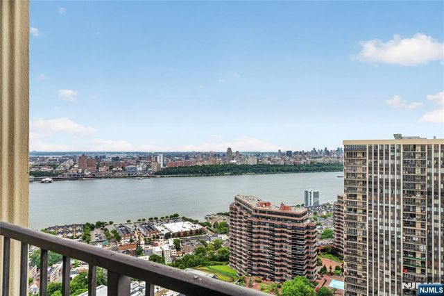 300 Winston Drive C3111, Cliffside Park, NJ 07010