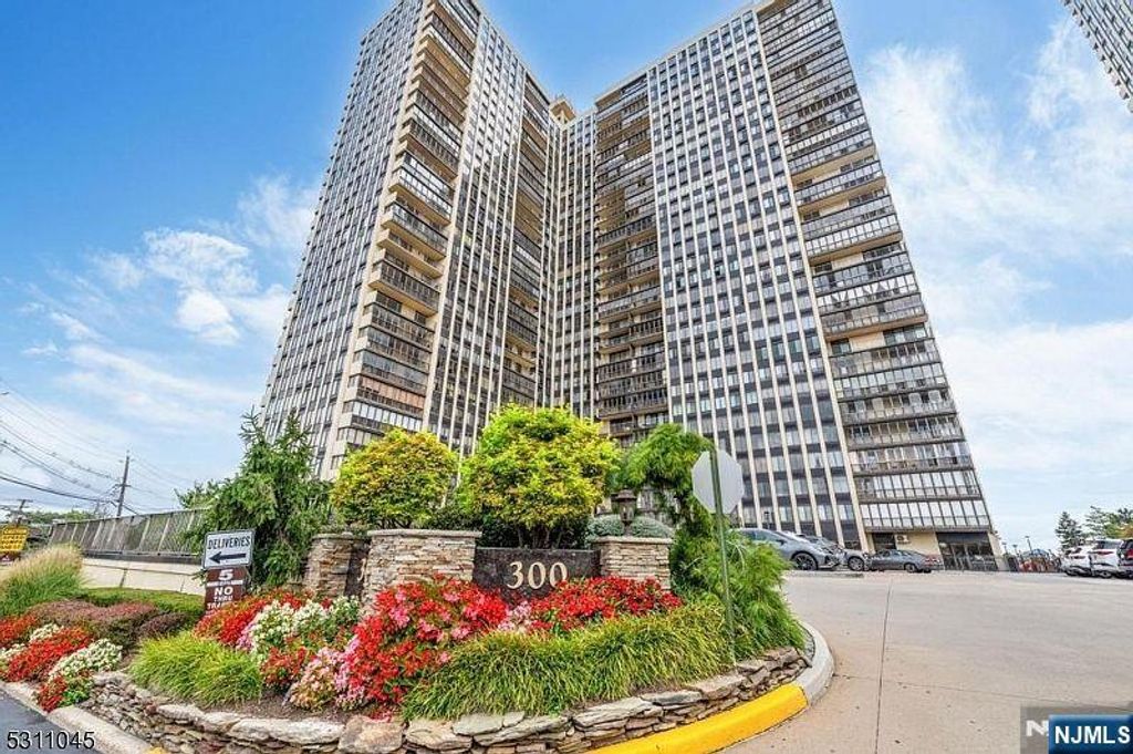 300 Winston Drive C3111, Cliffside Park, NJ 07010