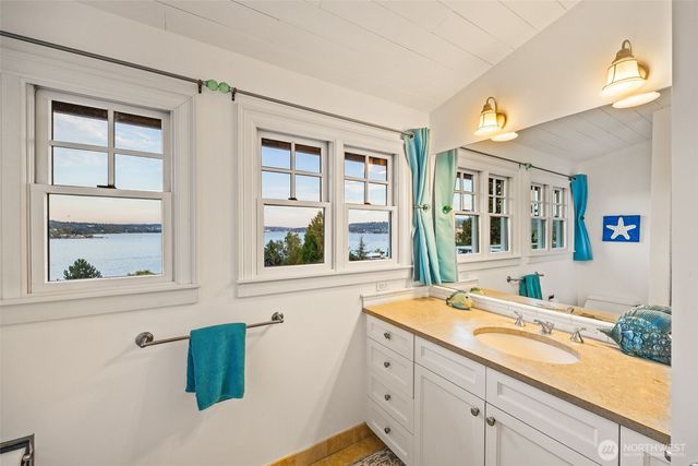 8246 E Mercer Way, Mercer Island, WA 98040