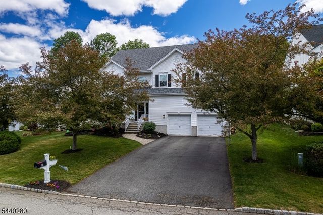 8 Steeplechase Way, Washington Twp., NJ 07840