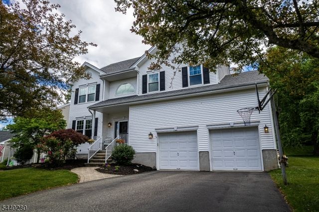 8 Steeplechase Way, Washington Twp., NJ 07840