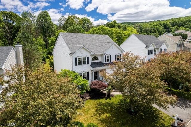 8 Steeplechase Way, Washington Twp., NJ 07840