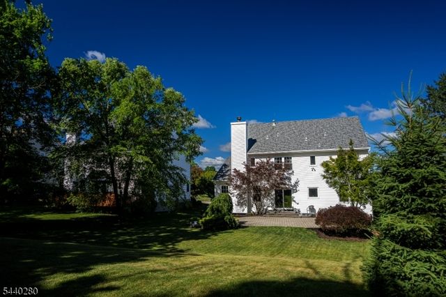 8 Steeplechase Way, Washington Twp., NJ 07840