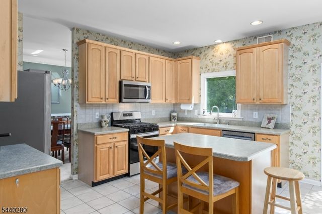 8 Steeplechase Way, Washington Twp., NJ 07840