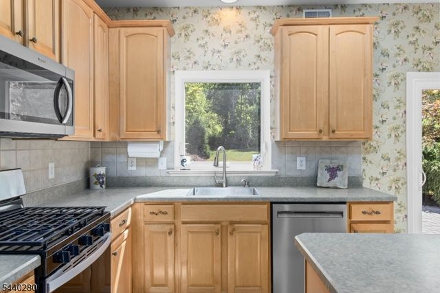 8 Steeplechase Way, Washington Twp., NJ 07840