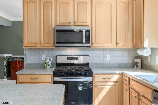 8 Steeplechase Way, Washington Twp., NJ 07840