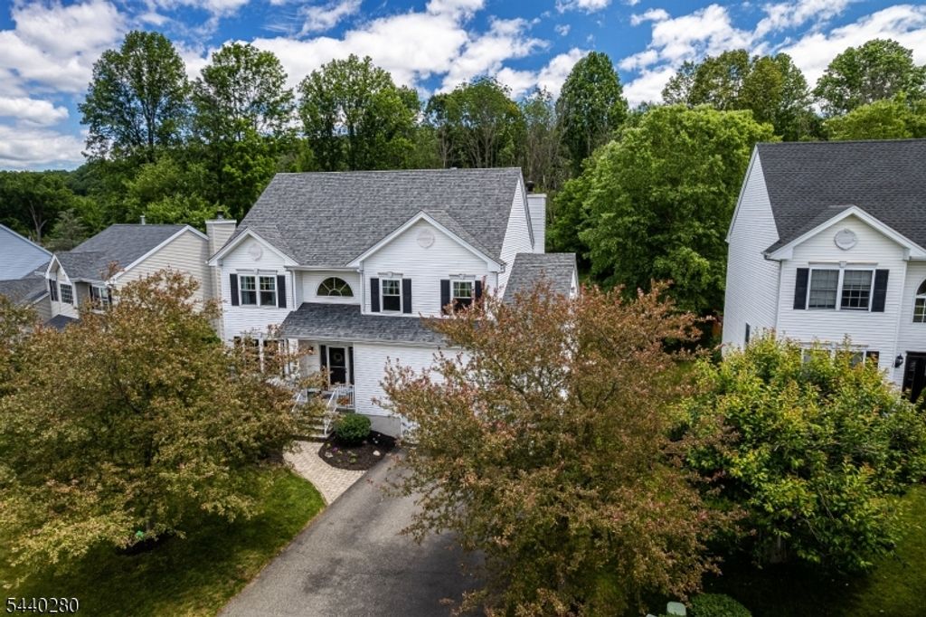 8 Steeplechase Way, Washington Twp., NJ 07840