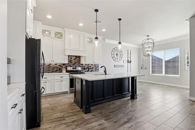 1820 W Trout Way, Mustang, OK 73064