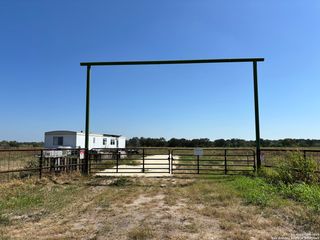 1205 HWY 173, Devine, TX 78016