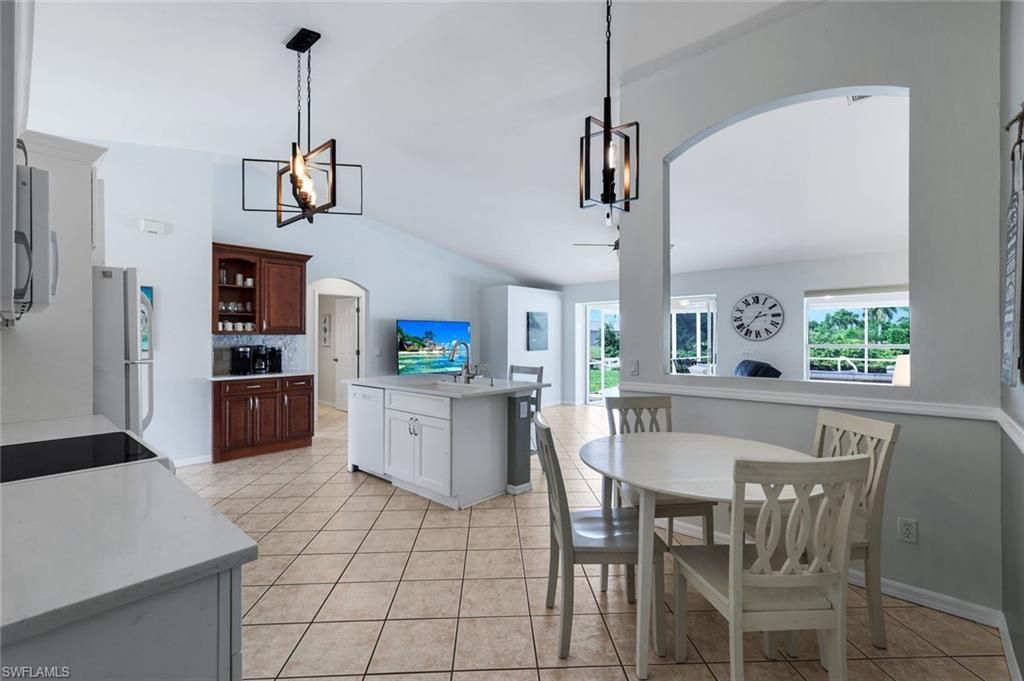 Image 11 of property listing at 615 SW 39th TER, Cape Coral, FL 33914