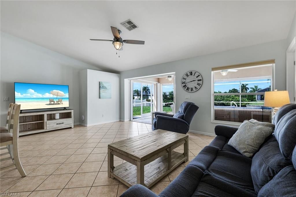 Image 4 of property listing at 615 SW 39th TER, Cape Coral, FL 33914