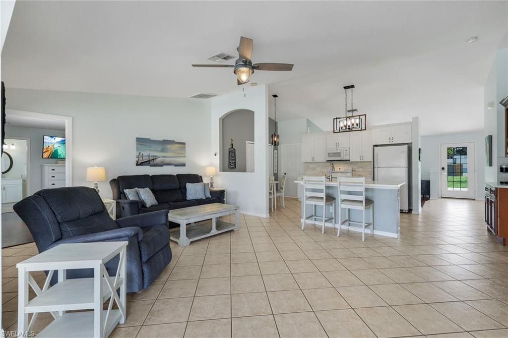 Image 5 of property listing at 615 SW 39th TER, Cape Coral, FL 33914