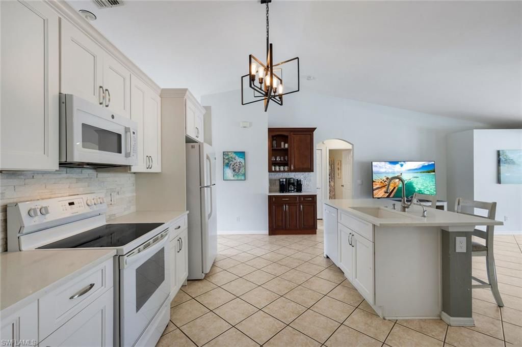Image 7 of property listing at 615 SW 39th TER, Cape Coral, FL 33914