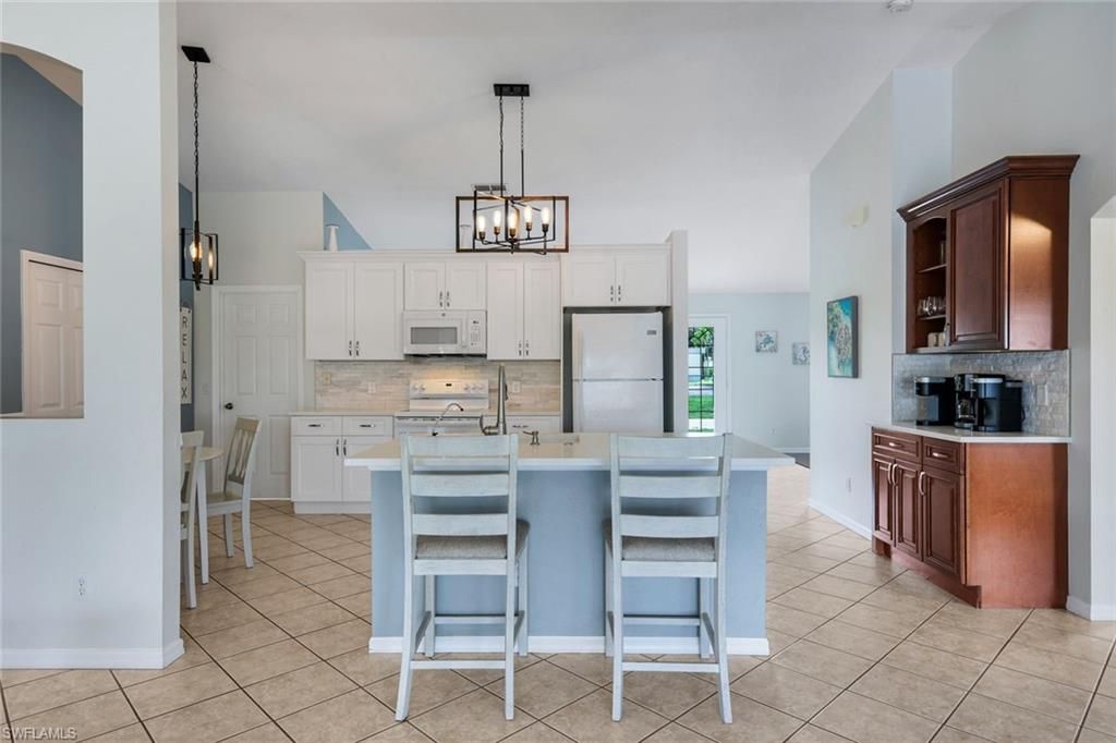 Image 8 of property listing at 615 SW 39th TER, Cape Coral, FL 33914
