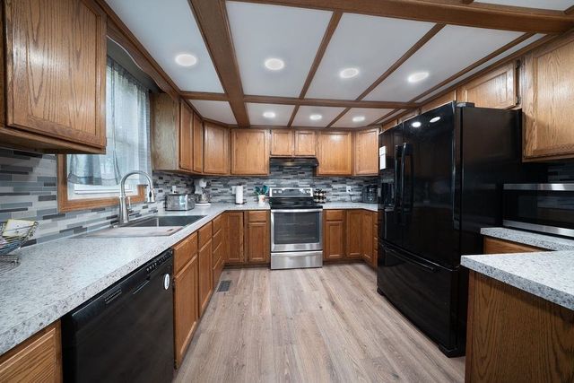 601 E Dover Dr., Valley Center, KS 67147