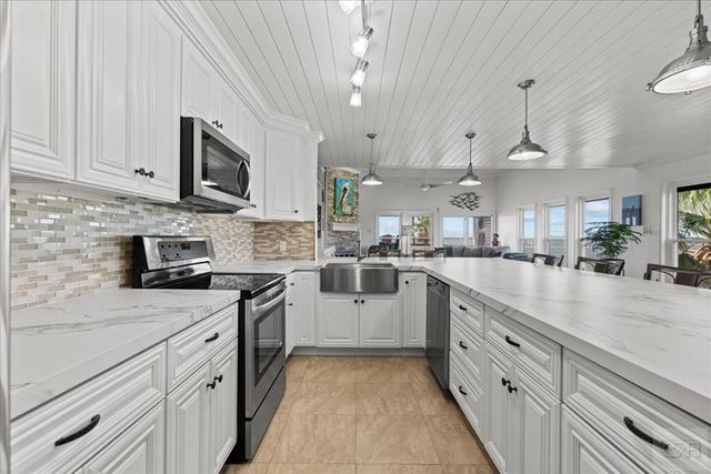 8111 Broadway Street # 4, Galveston, TX 77554