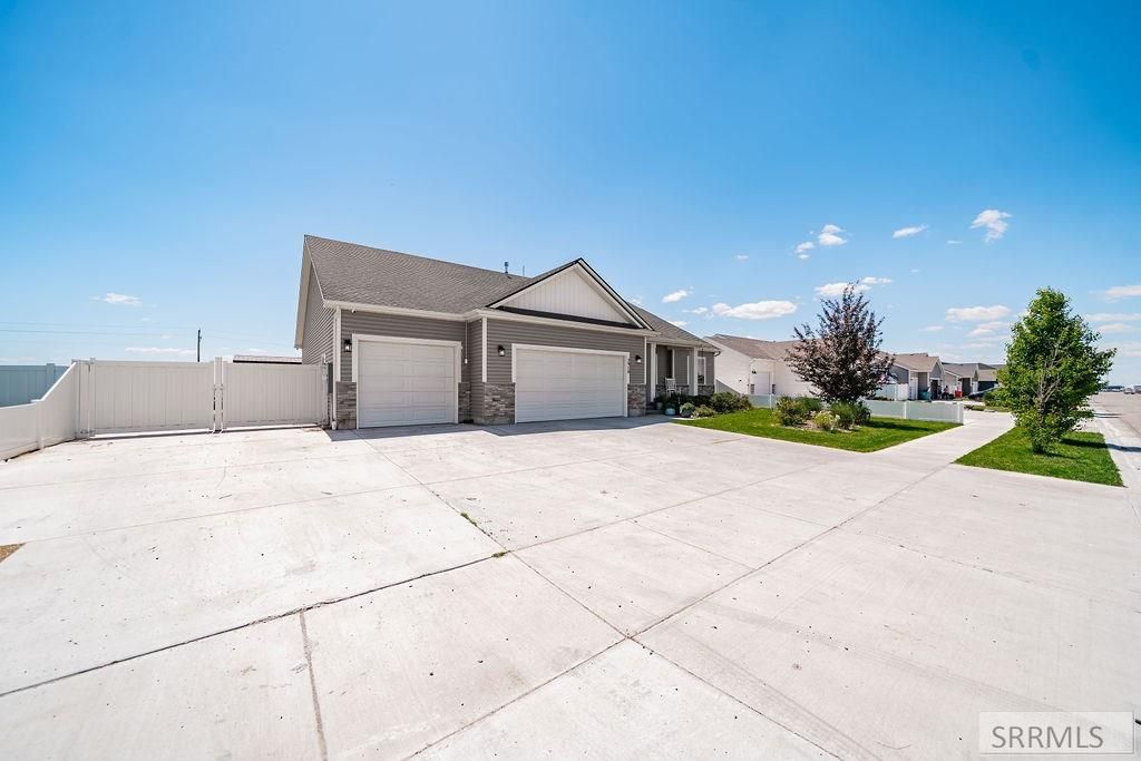Image 2 of property listing at 2910 E Larson Drive, Idaho Falls, ID 83401